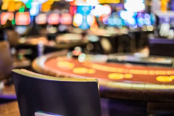 Live dealer dealing Texas Hold'em Bonus cards on pkv table